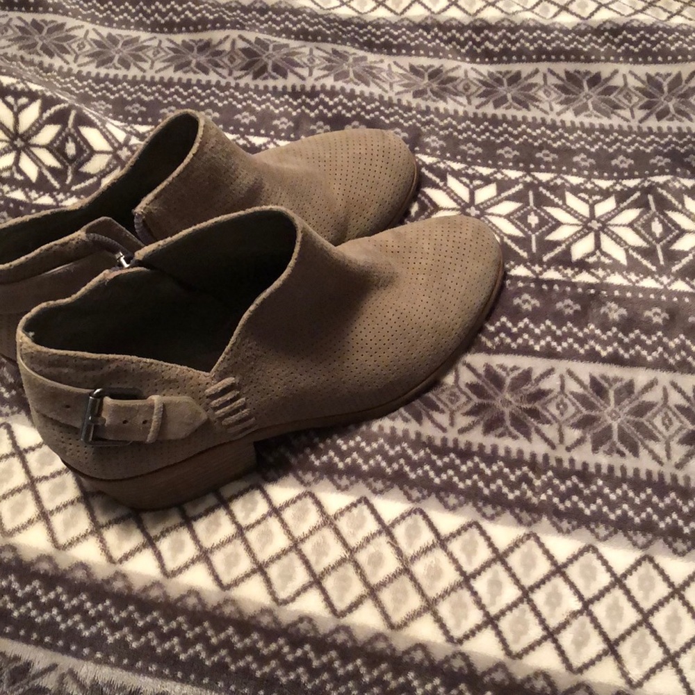 Vince Camuto bootie size 7
